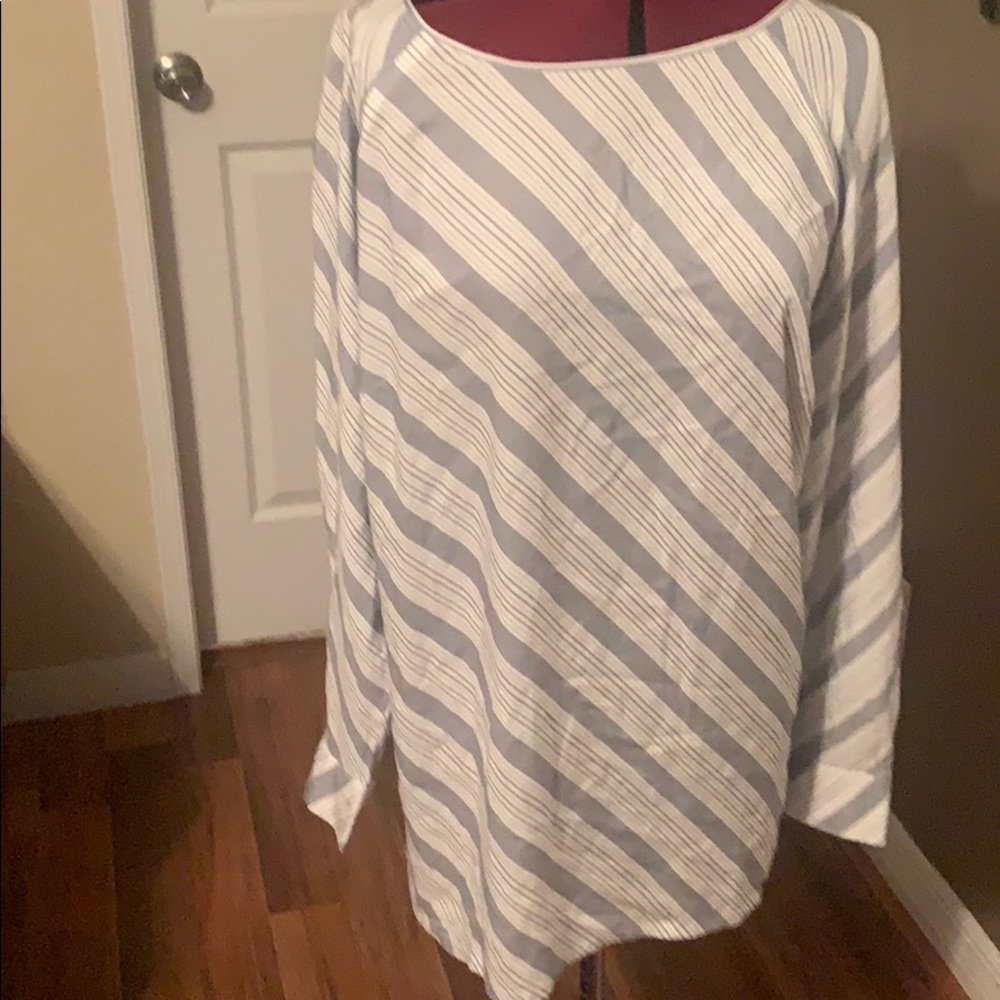 💥NWT💥 Loft Plus blouse gray and white stripes